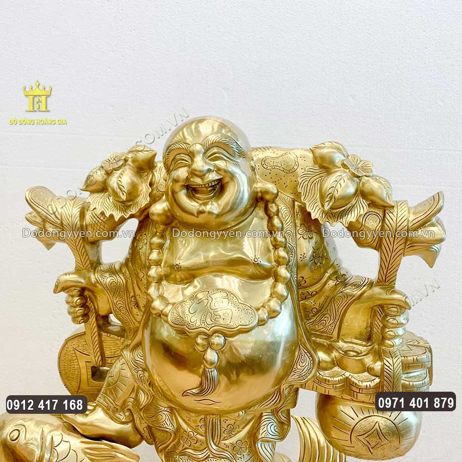 Gương mặt hoan hỉ với khu&ocirc;n miệng lu&ocirc;n tươi cười của ng&agrave;i được chạm khắc sinh động, sắc n&eacute;t